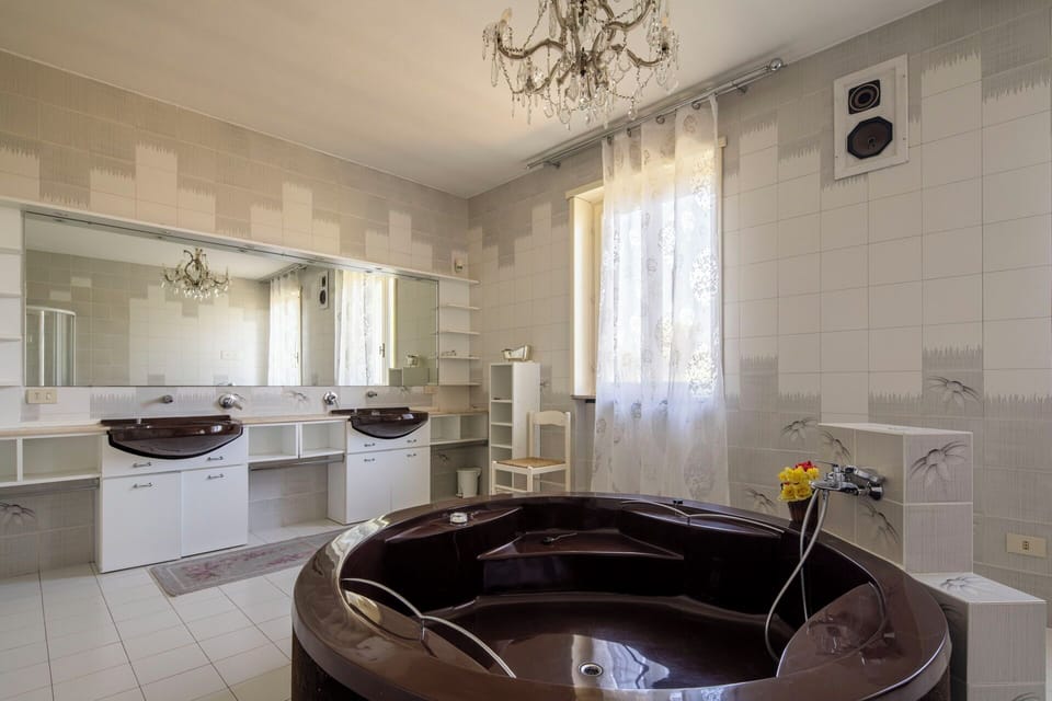 Autumn, Bathroom, Spring, Summer