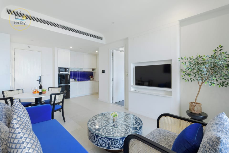 Deluxe Apartment, Balcony, Beach View | Living area