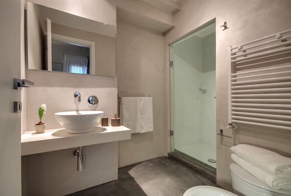 Triple Room | Bathroom | Shower, rainfall showerhead, hair dryer, bidet