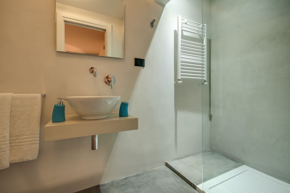 Double Room | Bathroom | Shower, rainfall showerhead, hair dryer, bidet