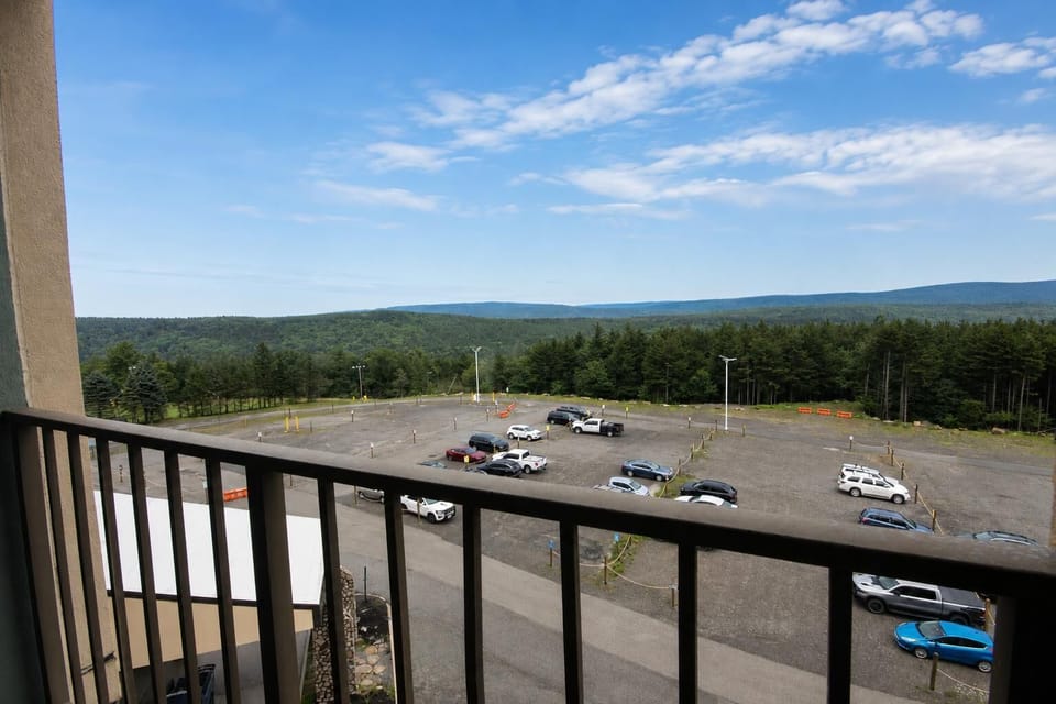 Silver Creek 5505 is a parking-lot facing property.