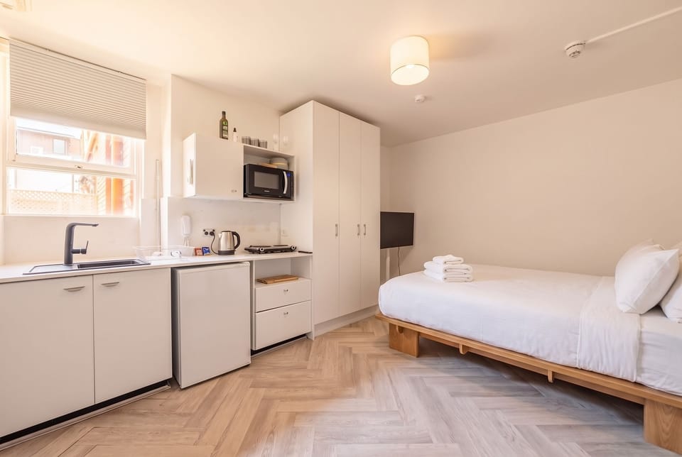 Bright studio with kitchenette, wardrobe, TV and king bed