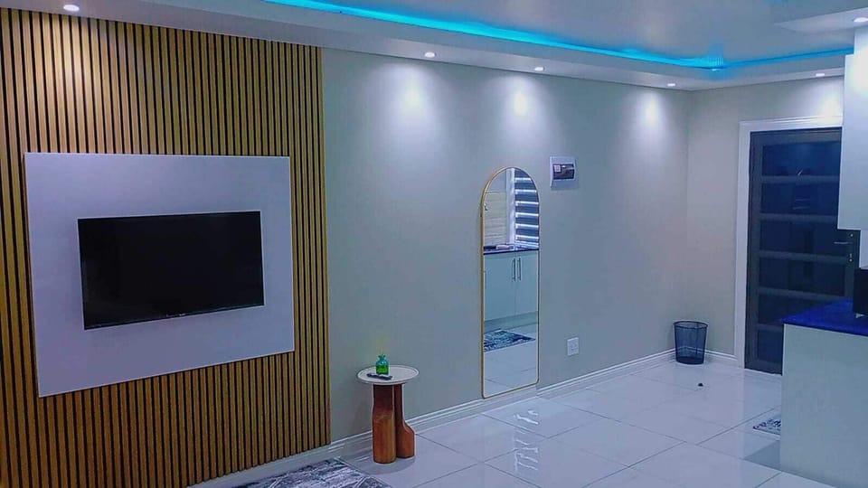 Deluxe Double Room Single Use, Garden View | Interior