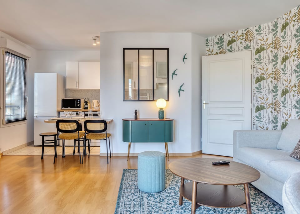 Pièce de vie spacieuse et fonctionnelle décorée avec goût