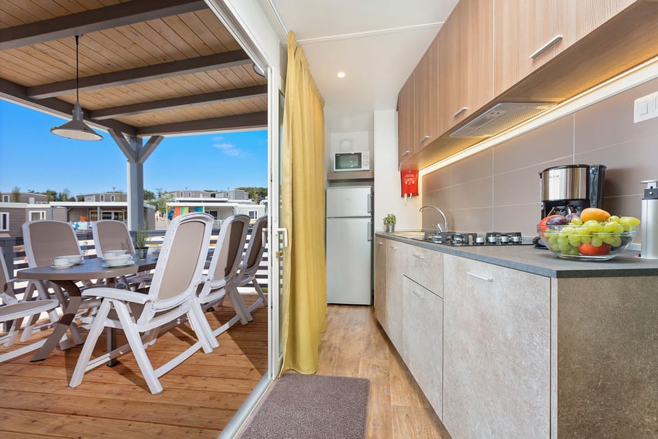 Mobile Home Oasis Family  | Private kitchen | Full-size fridge, microwave, stovetop, coffee/tea maker