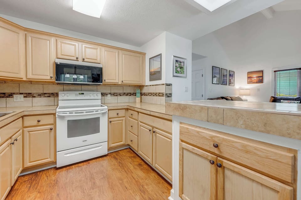 Fully Stocked Kitchen for Easy Dining 🍽️
