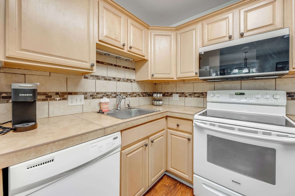 Fully Stocked Kitchen for Easy Dining 🍽️
