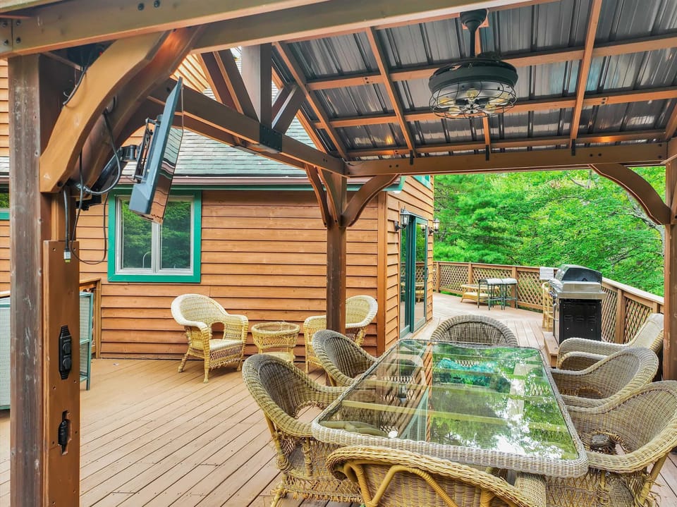 Covered Outdoor Dining Area with Hot Tub