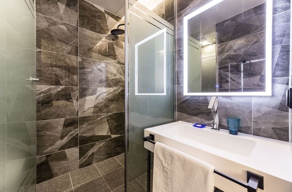 Basic Double Room | Bathroom | Shower, hair dryer, towels, soap
