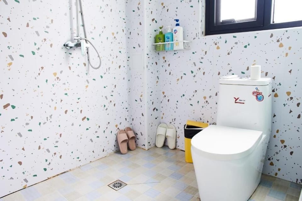 Basic Double Room | Bathroom | Slippers