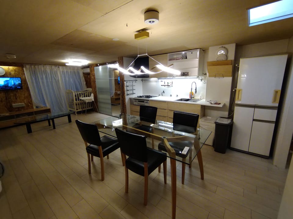 Deluxe Apartment | Private kitchen | Fridge, microwave, stovetop, cookware/dishes/utensils