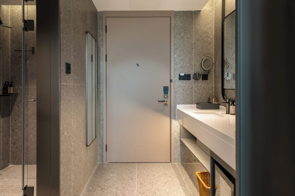Business Single Room, City View | Desk, laptop workspace, blackout drapes, soundproofing