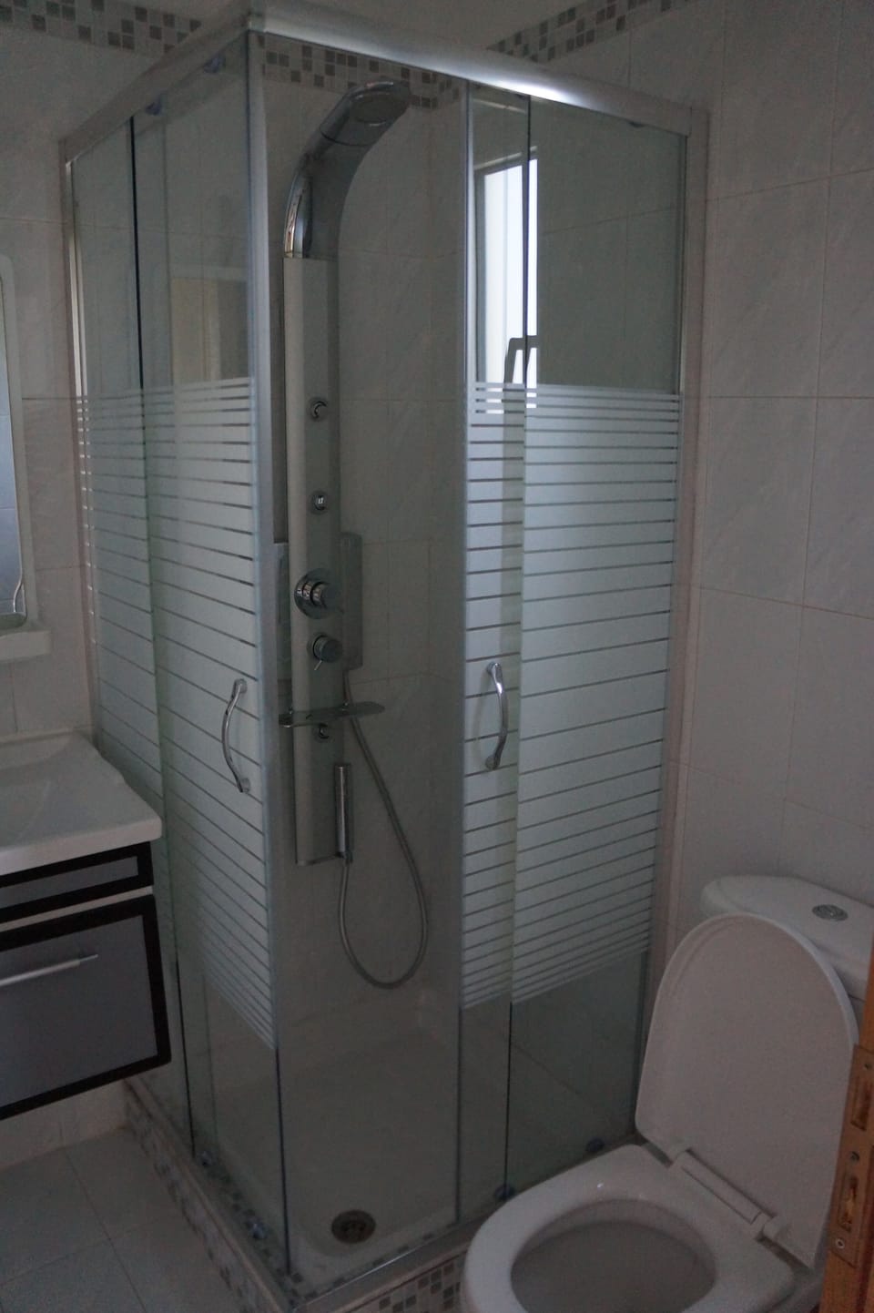 Shower, hydromassage showerhead, free toiletries, hair dryer