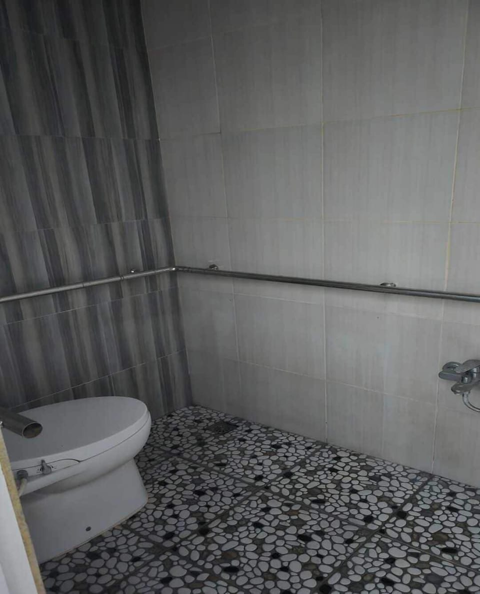 Basic Double or Twin Room | Bathroom | Shower