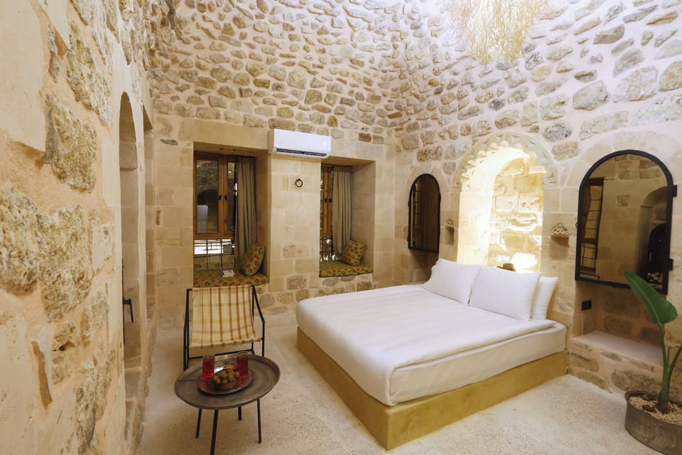 Design Suite with Jacuzzi and Fireplace | Egyptian cotton sheets, premium bedding, down comforters