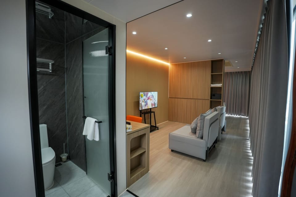 Junior Suite, Beach View | Bathroom | Hydromassage showerhead, hair dryer, bidet, towels