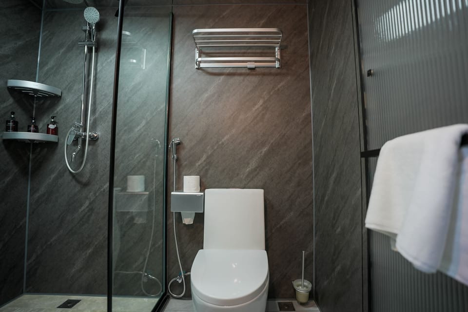 Junior Suite, Beach View | Bathroom | Hydromassage showerhead, hair dryer, bidet, towels