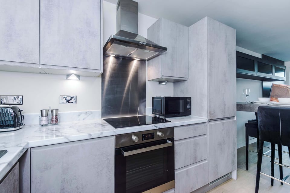 Fully Equipped: Modern Kitchen with an Integrated Oven, Hob, and Extractor Fan