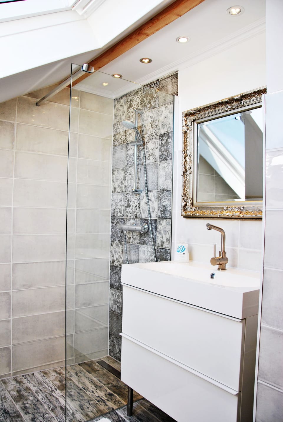 Luxury Double Room, 1 Bedroom, Garden View, Garden Area | Bathroom | Shower, free toiletries, hair dryer, towels