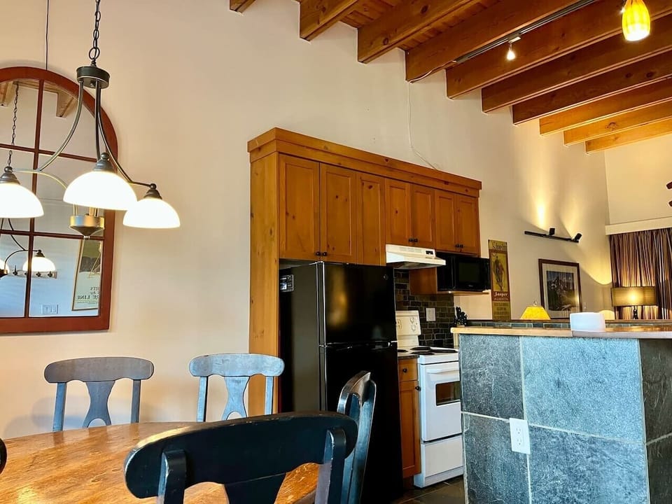 Full kitchen.