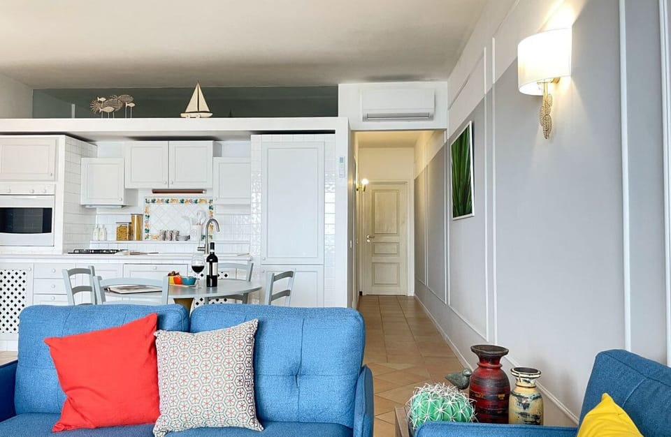 Deluxe Apartment, 2 Bedrooms, Sea View | Living area
