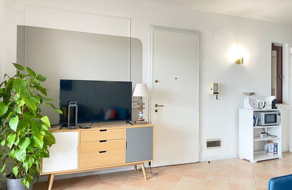 Deluxe Apartment, 2 Bedrooms, Sea View | Living area