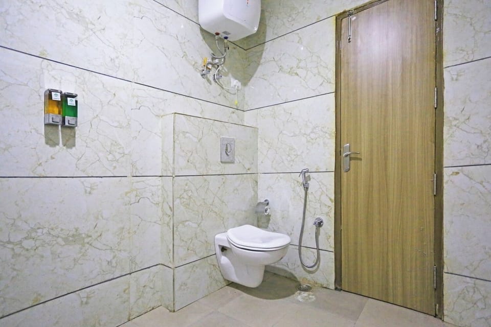 Deluxe Double Room | Bathroom | Shower, free toiletries, towels, soap