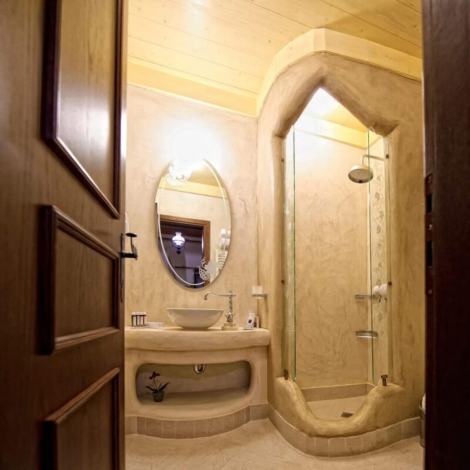 Deluxe Double or Twin Room | Bathroom | Shower, designer toiletries, hair dryer, bathrobes
