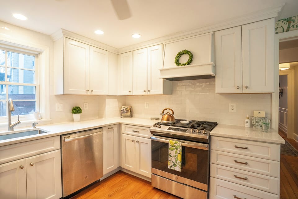 Gas range, dishwasher, and ample counter space for cooking