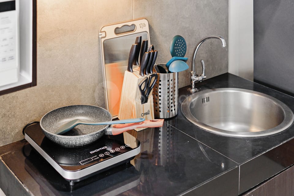 Apartment, 1 Bedroom, Balcony, City View | Private kitchen | Full-size fridge, microwave, stovetop, cookware/dishes/utensils