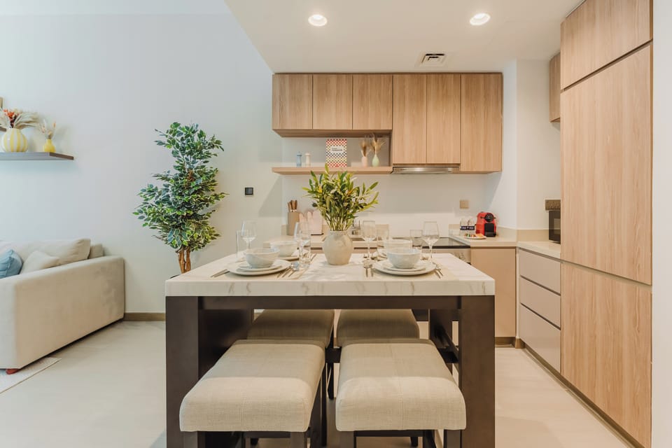 Luxury Apartment, 1 Queen Bed with Sofa bed, Air conditioning, Partial Lake View | Dining
