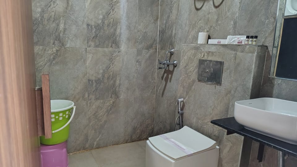 Deluxe Double Room, Balcony, Garden View | Bathroom | Shower, towels, soap, shampoo