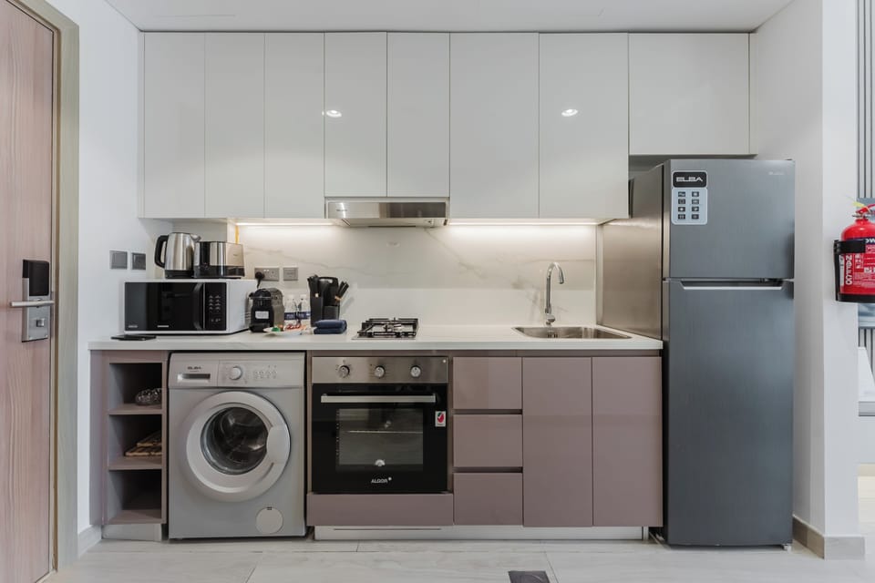 Studio, 1 King Bed, Air conditioning, City View | Private kitchen | Full-size fridge, microwave, oven, stovetop