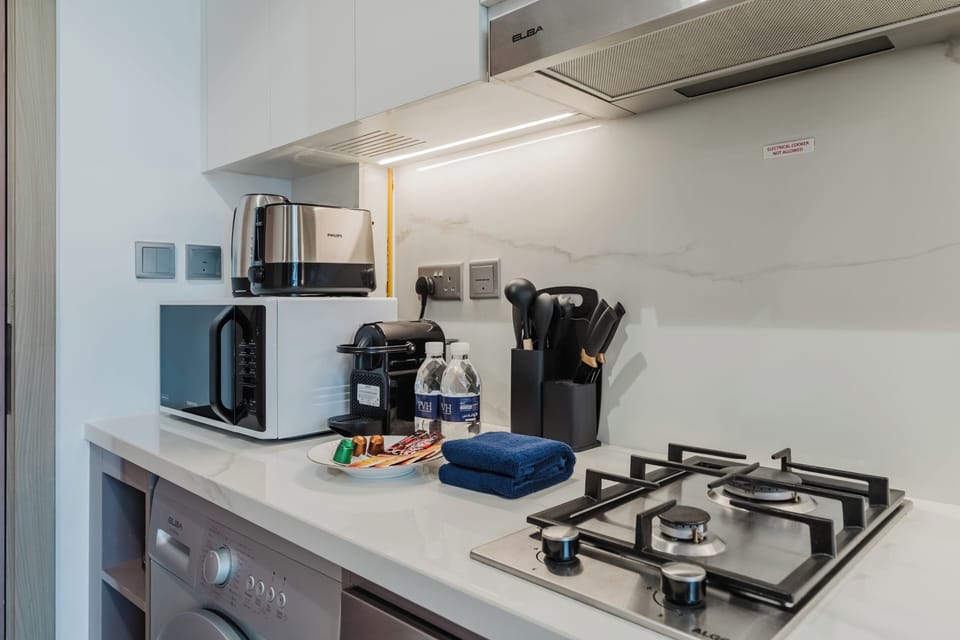 Studio, 1 King Bed, Air conditioning, City View | Private kitchen | Full-size fridge, microwave, oven, stovetop