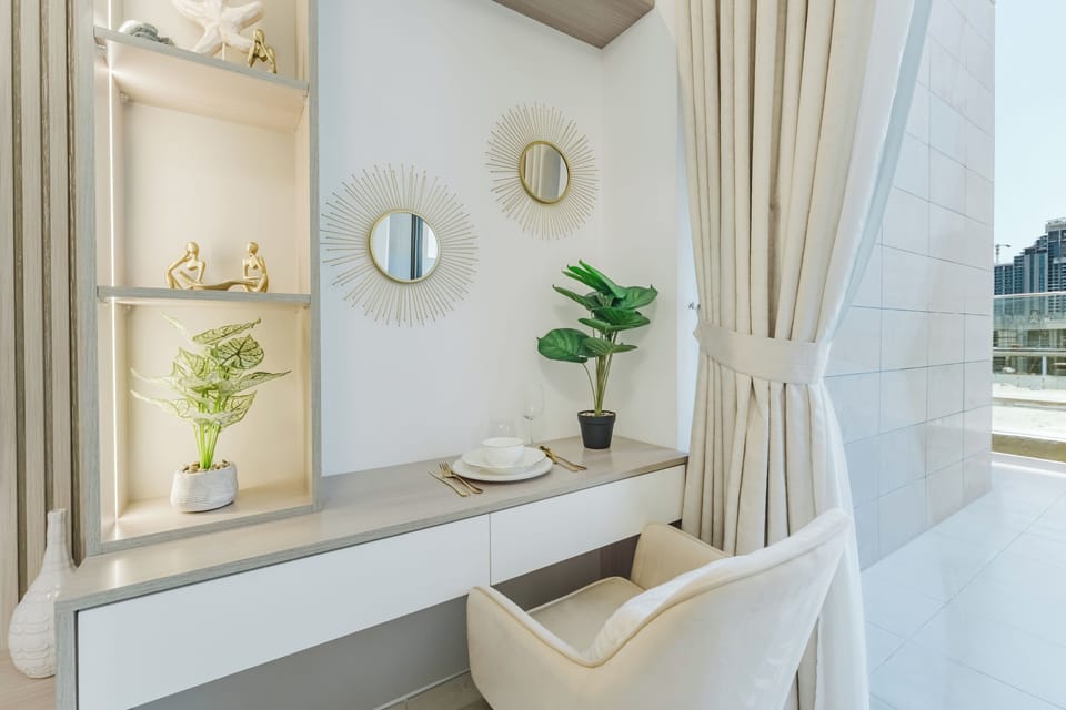 Studio, 1 King Bed, Air conditioning, City View | Interior