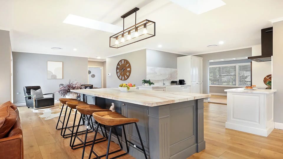 Curra Nadie Ranch | Kitchen with sitting nook | Breakfast seating | Refrigerator | Dishwasher | Coffee pod machine | Oven with induction stovetop | WiFi