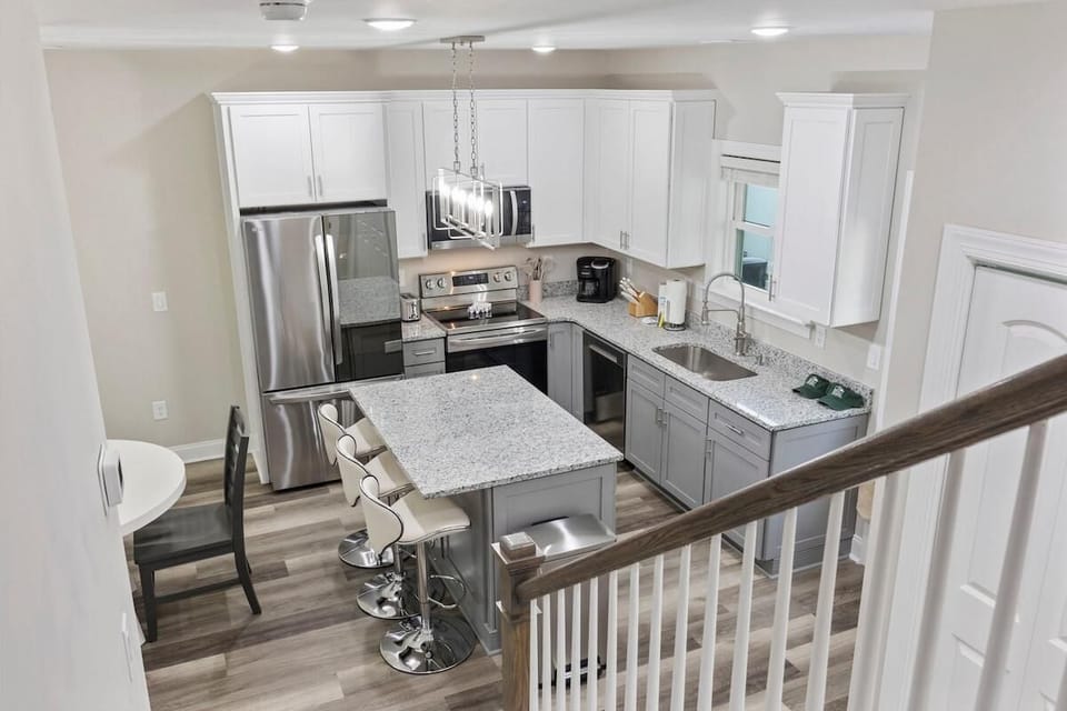 House, Multiple Beds (Pier View Home | Sleeps 10 | Pet Frie) | Private kitchen