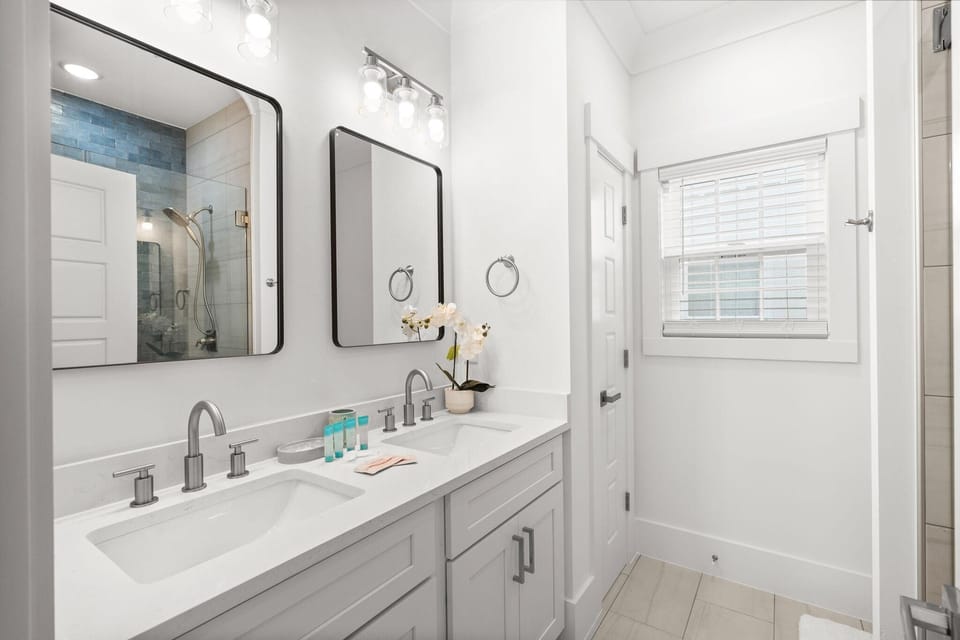 Coastal Chic Steps to Beach Pet Friendly House in Myrtle Beach