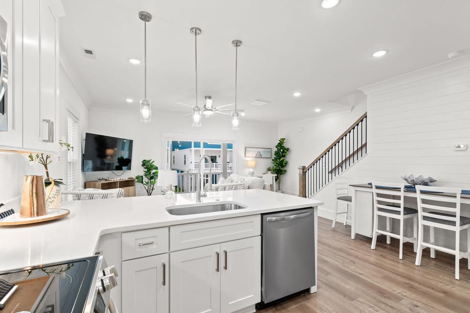 Coastal Chic Steps to Beach Pet Friendly House in Myrtle Beach