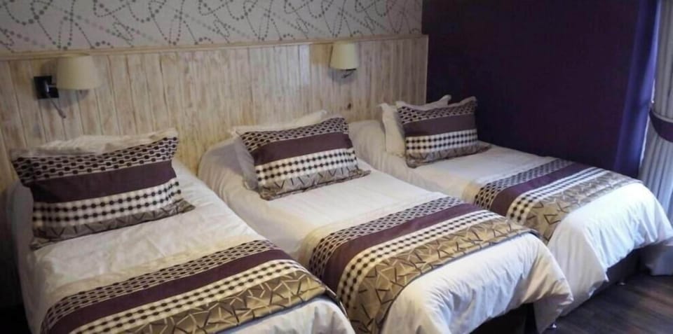 Standard Triple Room | In-room safe, desk, laptop workspace, iron/ironing board (on request)