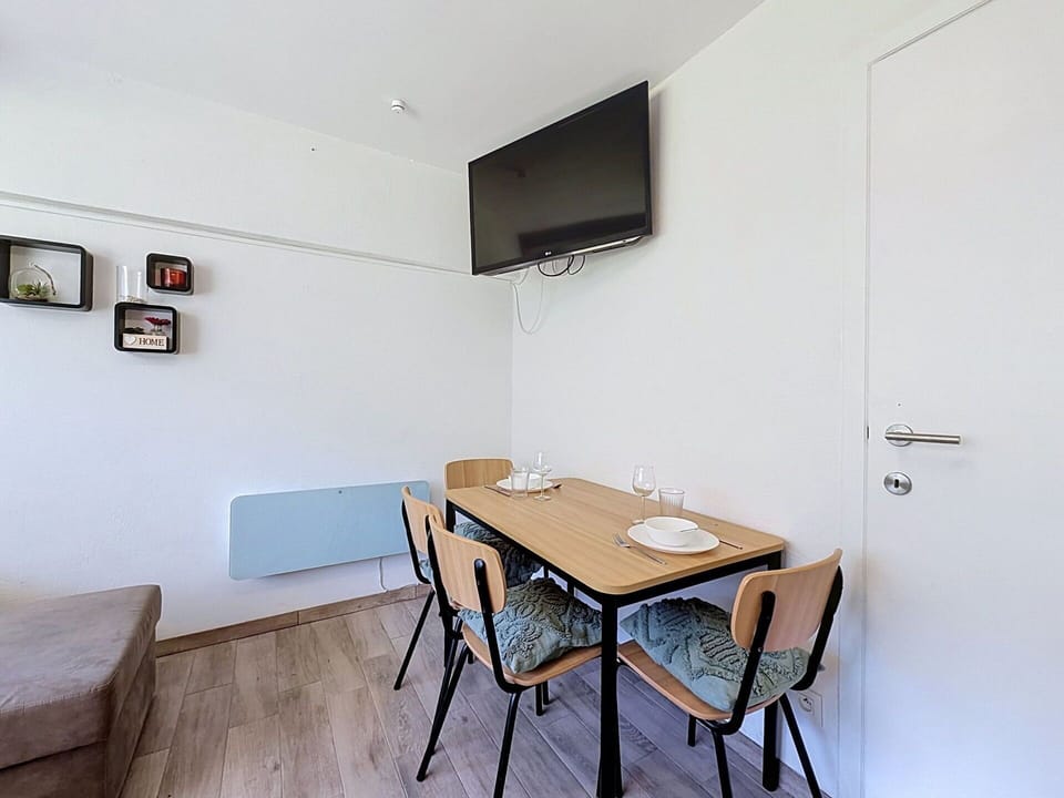 Furniture, Interior Design, Wall, Flooring, Floor, Wood, Room, Bedroom, Apartment, Lighting