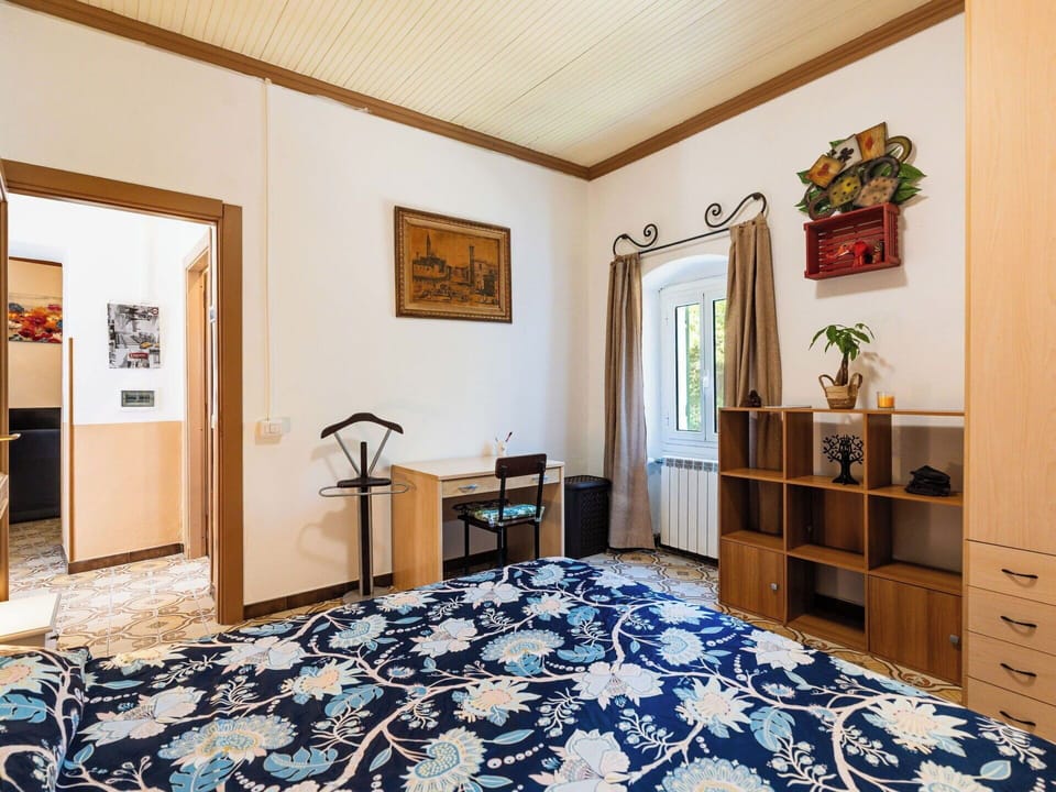 Interior Design, Wall, Flooring, Floor, Bedroom, Wood, Room, Ceiling, Bed, Furniture