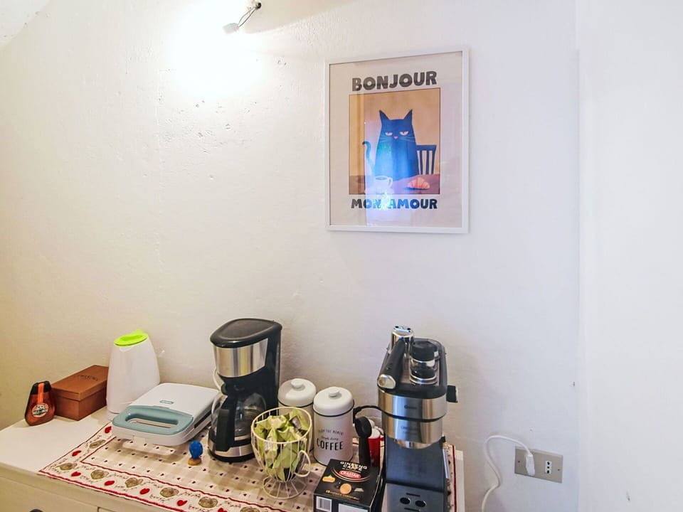 Small Appliance, Kitchen Appliance, Drinkware, Room, Cup, Home Appliance, Coffeemaker, Serveware, Shelving