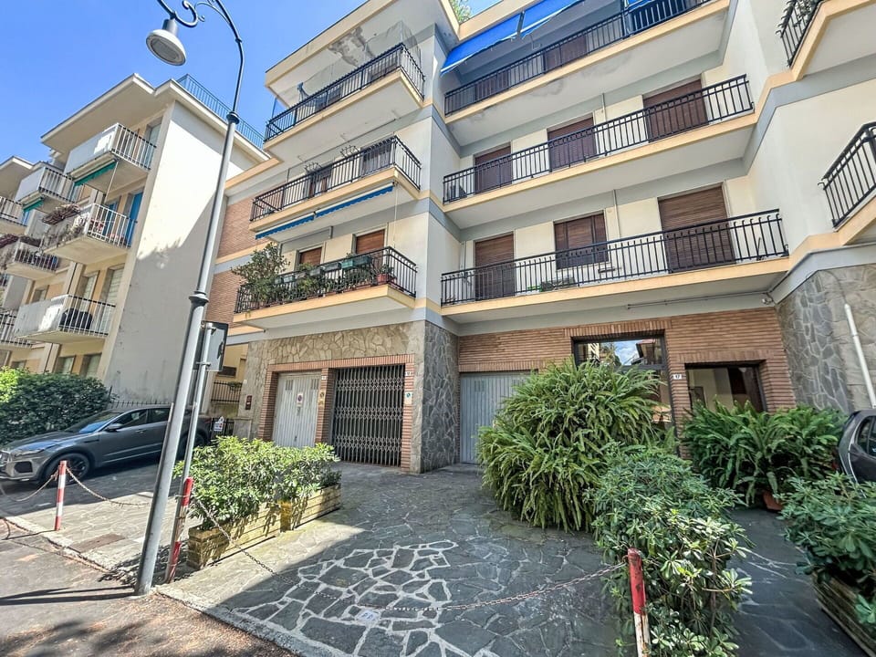 Apartment, Neighbourhood, Residential Area, Balcony, Condominium, Human Settlement, Urban Design
