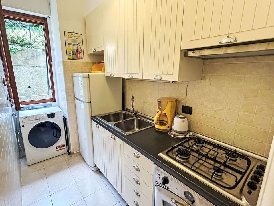 Kitchen Appliance, Kitchen, Major Appliance, Flooring, Home Appliance, Kitchen Stove, Countertop, Floor, Gas Stove, Stove
