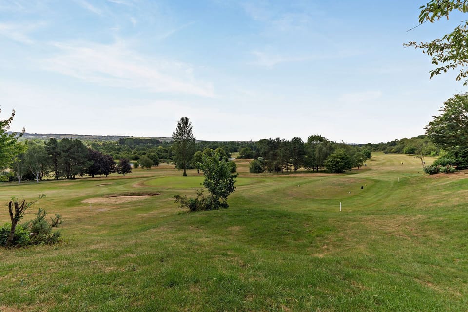 Hornbeam Lodge, Grantham - Host & Stay