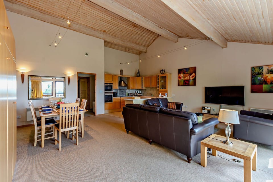 Hornbeam Lodge, Grantham - Host & Stay