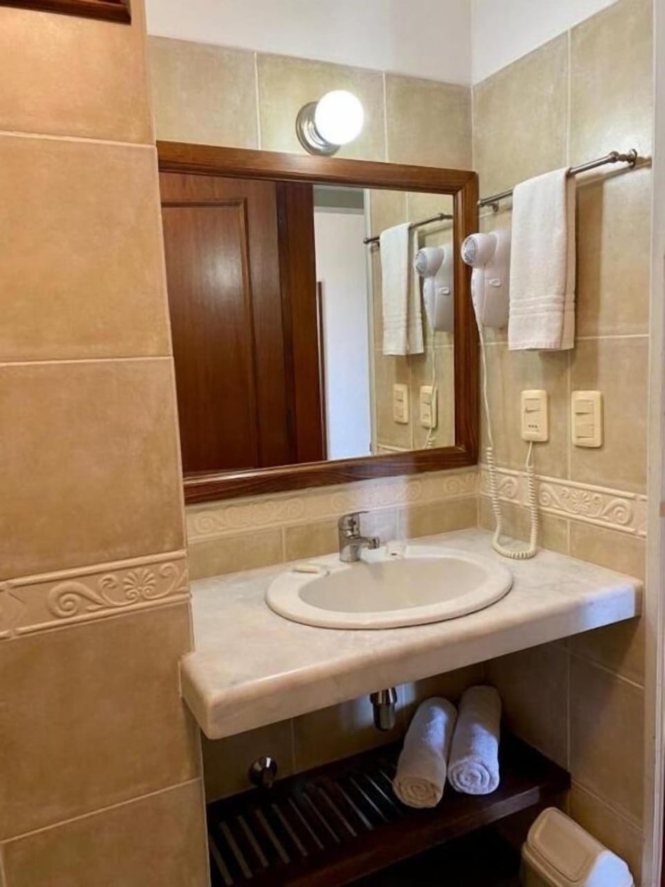 Classic Double or Twin Room, Balcony, Garden View | Bathroom | Shower, free toiletries, soap, shampoo