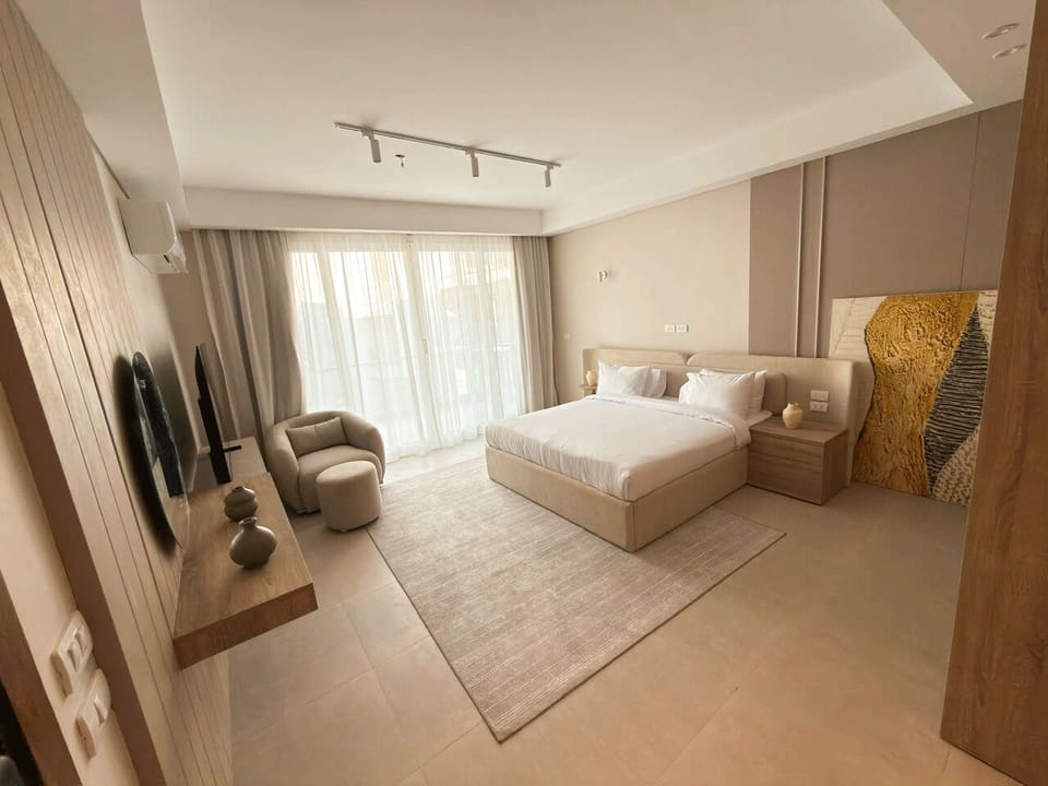 Minibar, laptop workspace, blackout drapes, WiFi (free)