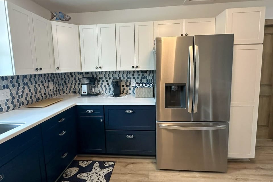 Kitchen (alternate view)